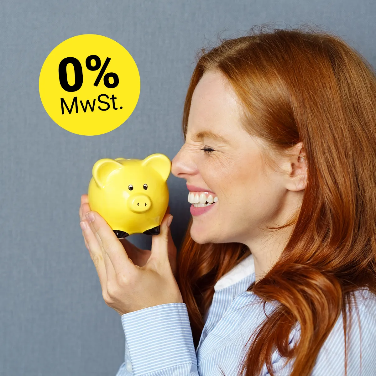 Frau h&auml;lt gl&uuml;cklich lachend ein gelbes Sparschwein in den H&auml;nden